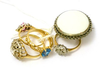 Lot 249 - Four assorted 9ct gold dress rings and a brooch