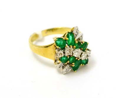 Lot 264 - A diamond and emerald cluster ring