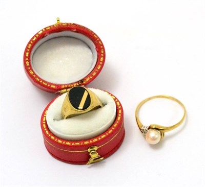 Lot 274 - A signet ring and a cultured pearl ring (2)