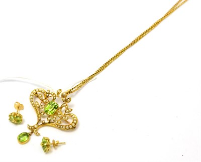 Lot 285 - A peridot and split pearl pendant on chain and a pair of peridot cluster earrings