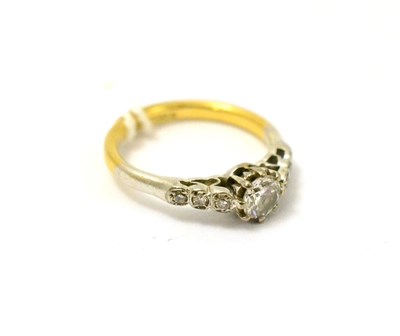 Lot 305 - A diamond ring