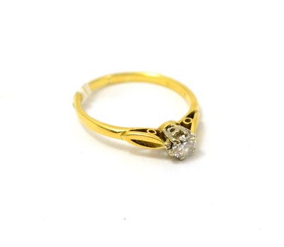 Lot 307 - An 18ct gold diamond solitaire ring