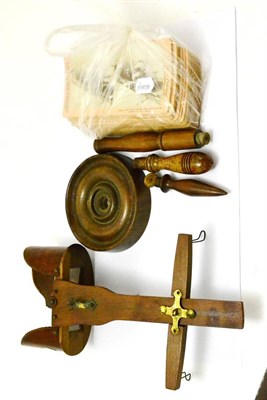 Lot 354 - A steroscopic viewer and cards (quantity)