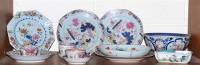 Lot 374 - A collection of 18th century and later Chinese export porcelain including a bowl, various...