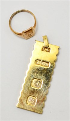 Lot 392 - A 9ct gold ingot pendant and a gold signet ring