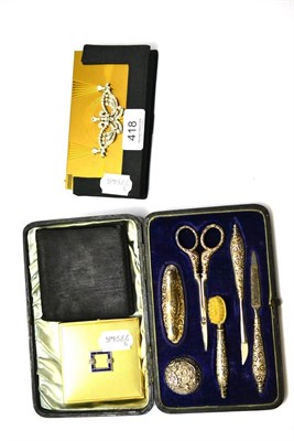 Lot 418 - A silver handled manicure set and two compacts