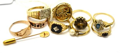 Lot 422 - A quantity of 9ct gold and other dress rings