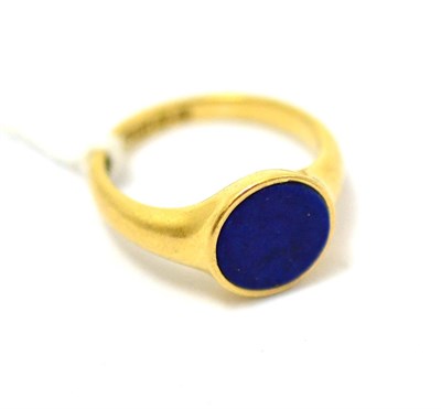 Lot 423 - An 18ct gold lapis lazuli set signet ring