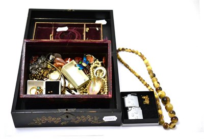 Lot 429 - A quantity of jewellery including 9ct gold bar brooches, elements of 9ct gold jewellery,...