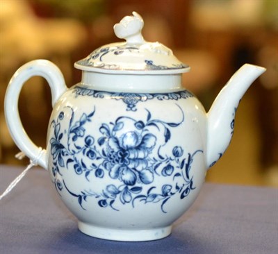 Lot 514 - A small Worcester teapot