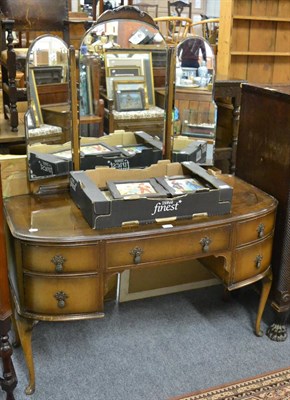 Lot 1043 - Dressing table fitted with tryptic mirror