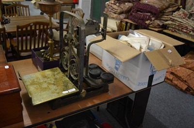 Lot 1077 - A 19th century set of brass and cast iron postal scales