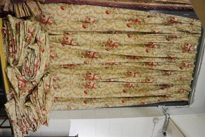 Lot 1086 - A good quality set of double lined floral curtains