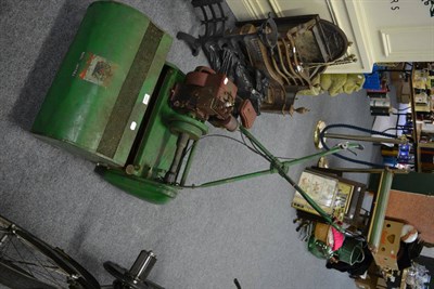 Lot 1150 - Briggs & Stratton petrol lawn mower