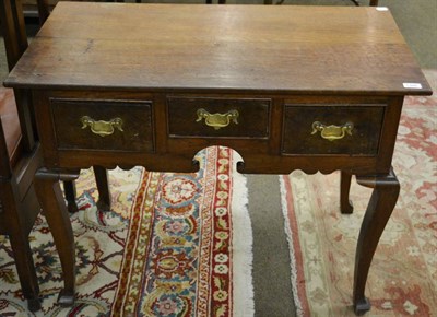 Lot 1366 - An oak lowboy