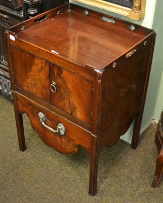 Lot 1407 - George III style bedside commode