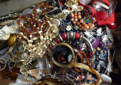 Lot 79 - A quantity of costume jewellery