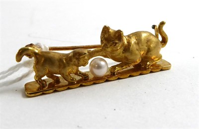 Lot 114 - A 9ct gold and cultured pearl cat and kitten brooch