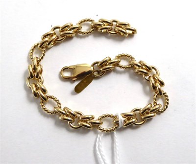Lot 126 - A 9ct gold bracelet