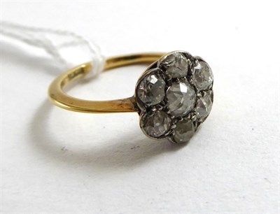 Lot 153 - Diamond flower head design ring