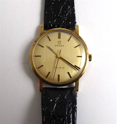 Lot 247 - A 9ct gold centre seconds wristwatch signed Omega, Geneve