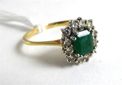 Lot 262 - An emerald and diamond cluster ring