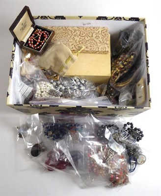 Lot 337 - A quantity of costume jewellery