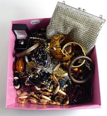 Lot 338 - A quantity of assorted costume jewellery