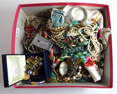 Lot 344 - A box of costume jewellery