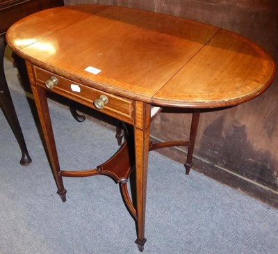 Lot 1362 - An Edwardian inlaid mahogany drop leaf occasional table