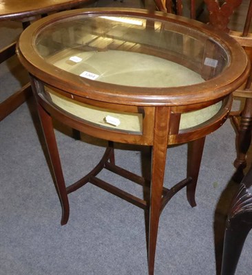 Lot 1364 - An inlaid mahogany bijouterie table