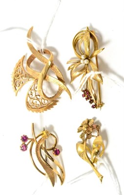 Lot 70 - Four 9ct gold brooches