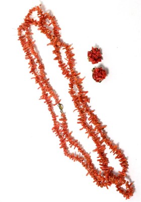 Lot 109 - A coral necklace and pair of coral clip earrings