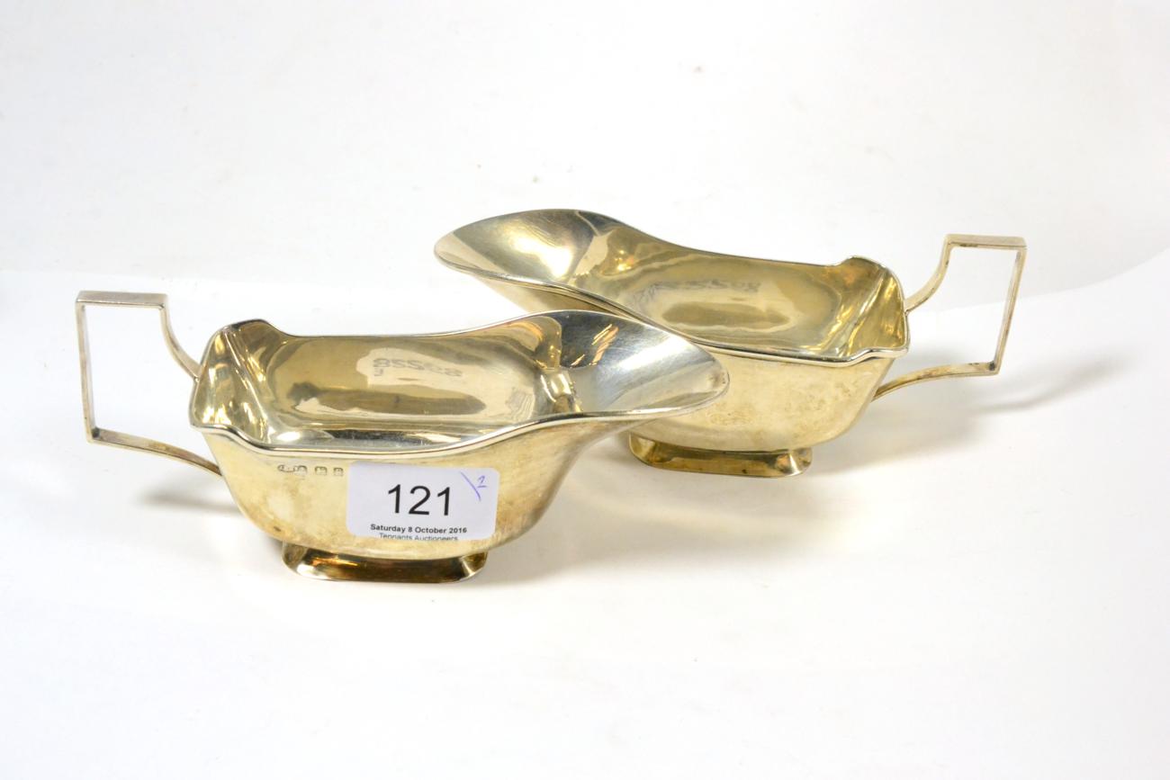 Lot 121 - A pair of silver sauce boats, Birmingham 1930 (2)