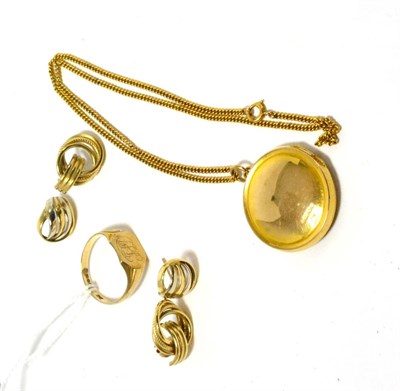 Lot 195 - A locket on chain stamped '375', a 9ct gold signet ring and two pairs of earrings