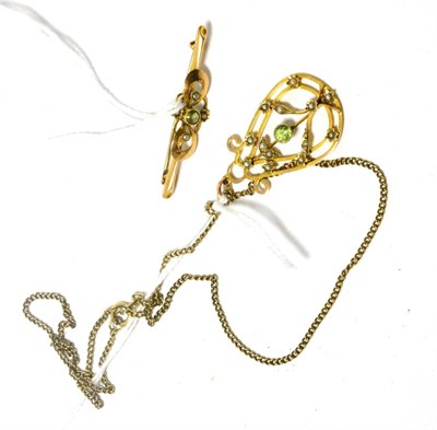 Lot 196 - An Edwardian peridot and seed pearl pendant and matching bar brooch