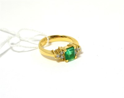 Lot 197 - An emerald and diamond ring