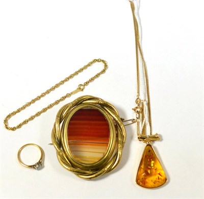Lot 404 - An amber necklace, an agate brooch, a white stone solitaire ring and a 9ct gold chain bracelet (4)