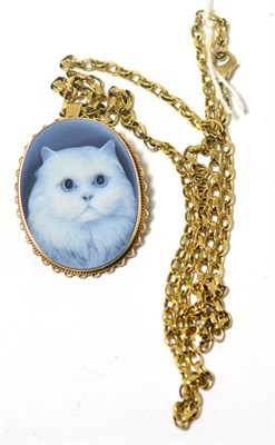 Lot 430 - A carved agate brooch/pendant, depicting a cat, in 9ct gold frame and on 9ct gold belcher chain...
