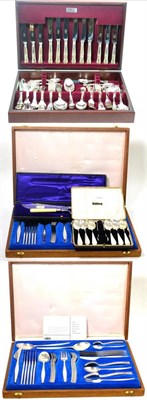 Lot 463 - A cased set of six Old English pattern silver teaspoons, a cased pair of plated fish servers...