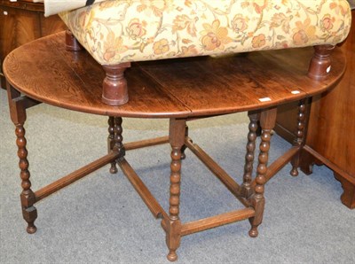 Lot 1067 - An oak gate leg table