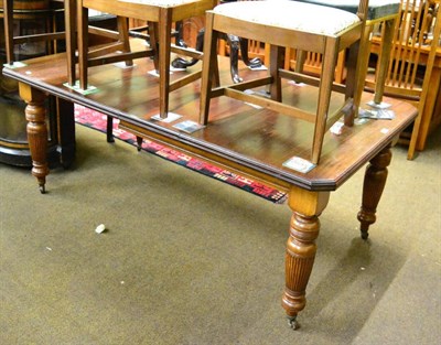 Lot 1318 - An Edwardian extending dining table