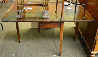 Lot 1389 - A drop leaf table