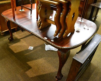 Lot 1402 - A Victorian mahogany extending dining table