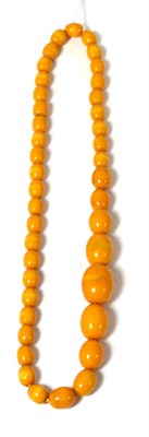 Lot 256 - A butterscotch amber necklace