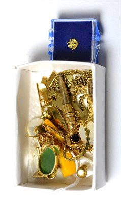 Lot 285 - ~Assorted jewellery including charms, brooch, tie pin, loose earring, cufflinks etc