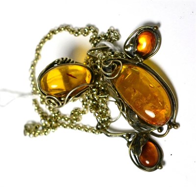 Lot 290 - An amber and silver necklace and earring suite