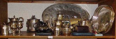 Lot 514 - A shelf of assorted plated wares and pewter