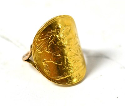 Lot 582 - A 1915 bent sovereign ring