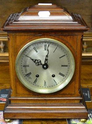 Lot 679 - A late Victorian pendulum wall clock and an Edwardian mahogany cased mantel clock